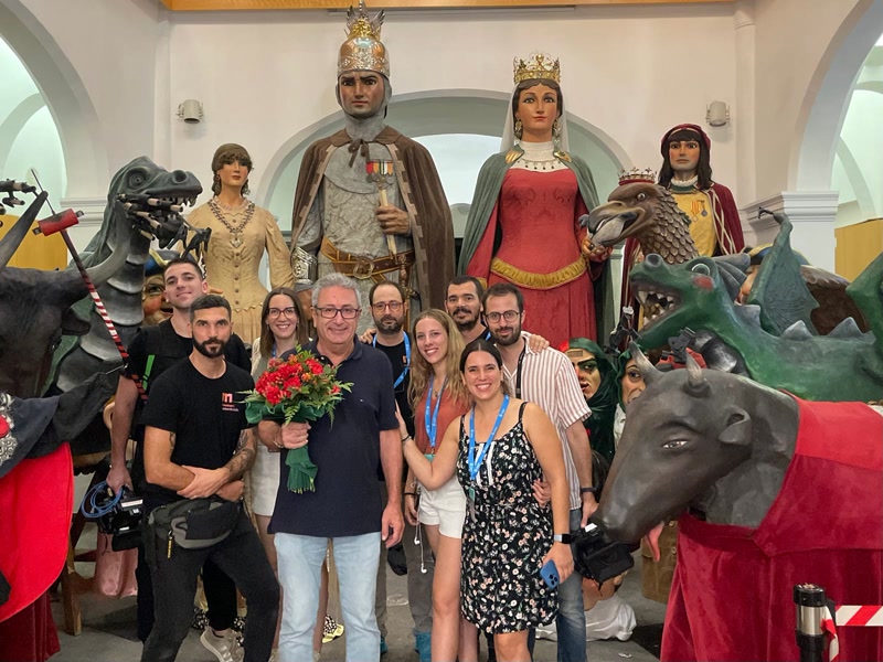 La Fam&iacute;lia Robafaves entrega el ram de la Geganta al periodista de tvmatar&oacute; Pep Andreu