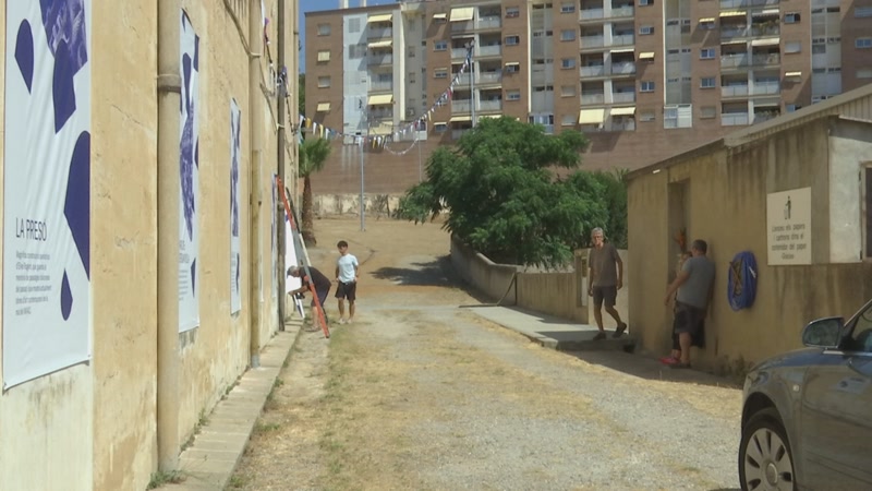 Els operaris acabant de preparar l'espai per a Les Santes.