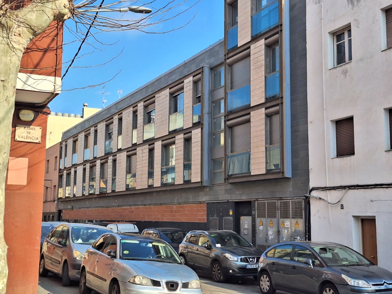 Primera multa de Matar&oacute; a la Sareb per tenir un bloc de pisos que cau a trossos