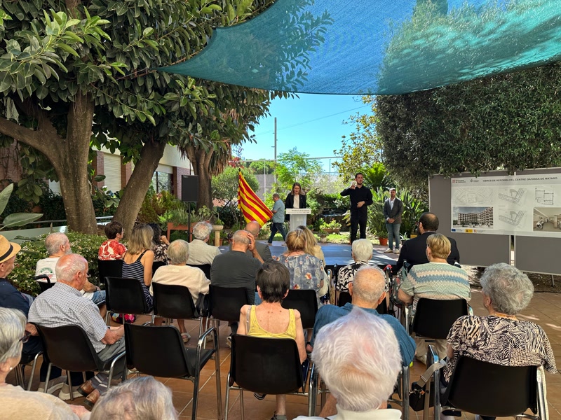 La consellera de Drets Socials i Inclusió, Mònica Martínez Bravo, ha presentat el projecte de rehabilitació al pati de la Residència.