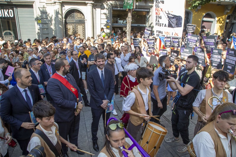 Les pancartes de protesta que s'han vist durant l'Anada a Ofici d'aquest matí.