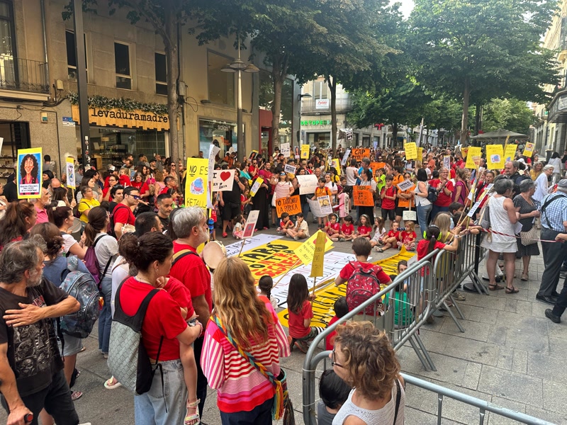 <strong>Demostraci&oacute; de for&ccedil;a de l&rsquo;escola p&uacute;blica: centenars de persones es mobilitzen en contra del tancament de l&iacute;nies</strong>