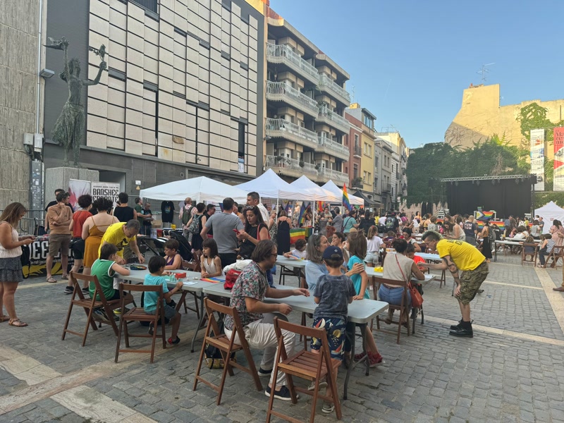 Matar&oacute; LGTBI+ tenyeix la pla&ccedil;a de l&#39;Ajuntament &#39;De Tots Colors&#39;