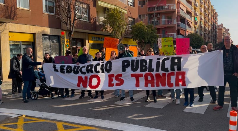 L&rsquo;escola p&uacute;blica de Matar&oacute; s&rsquo;al&ccedil;a en contra de les retallades de l&iacute;nies