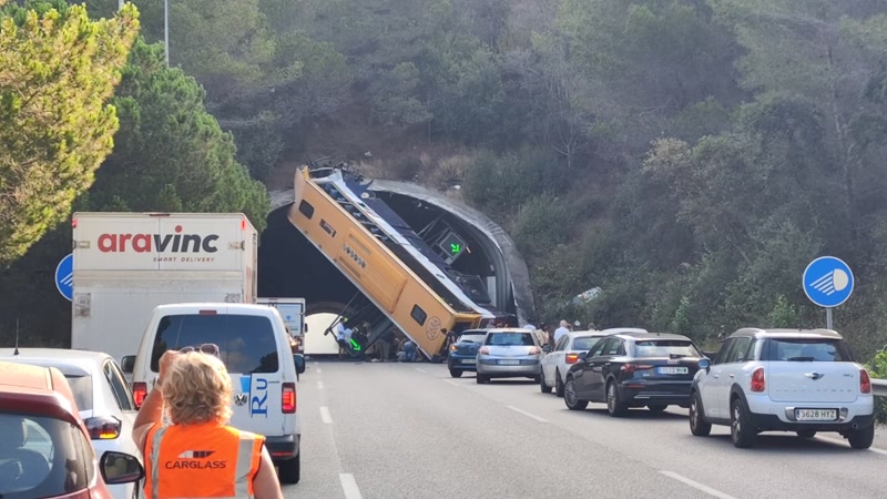 Bolca un autocar a la C-32 bloquejant el t&uacute;nel entre Pineda i Tordera