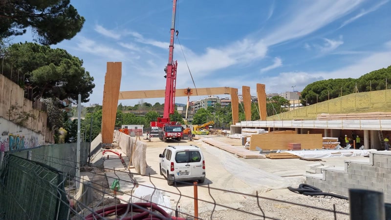Comença a alçar-se l’esquelet de la coberta de la pista poliesportiva de Cirera