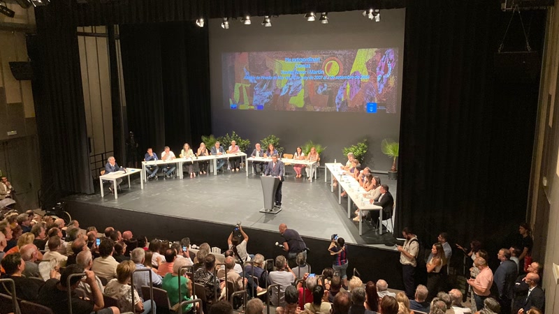 <strong>Xavier Amor escenifica la seva ren&uacute;ncia com alcalde envoltat de c&agrave;rrecs socialistes</strong>