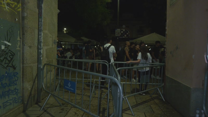 L'accés tancat del carrer d'en Palau durant la Nit Boja.