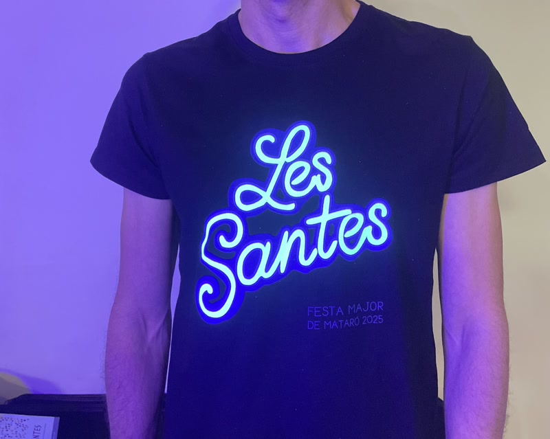 El&nbsp;ne&oacute; fluorescent del cartell de Les Santes, a la samarreta