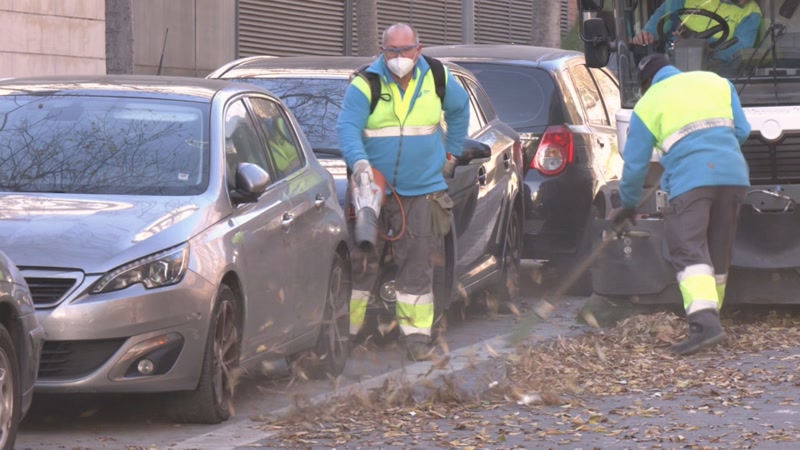 Uns operaris del servei de neteja treballant a la zona de la Via Europa de Mataró.