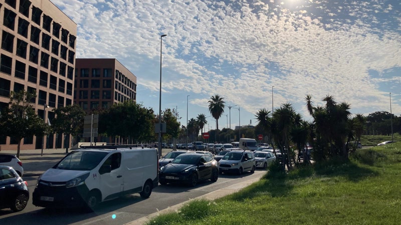 Llargues cues i indignaci&oacute; entre conductors i vianants per les obres de la Porta Laietana