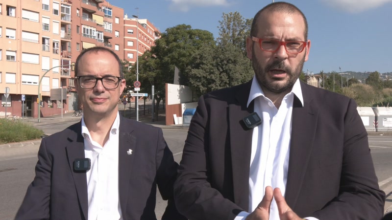 El portaveu de Junts, Alfons Canela, i l'alcalde de Mataró, David Bote, valorant el cos d'inspectors