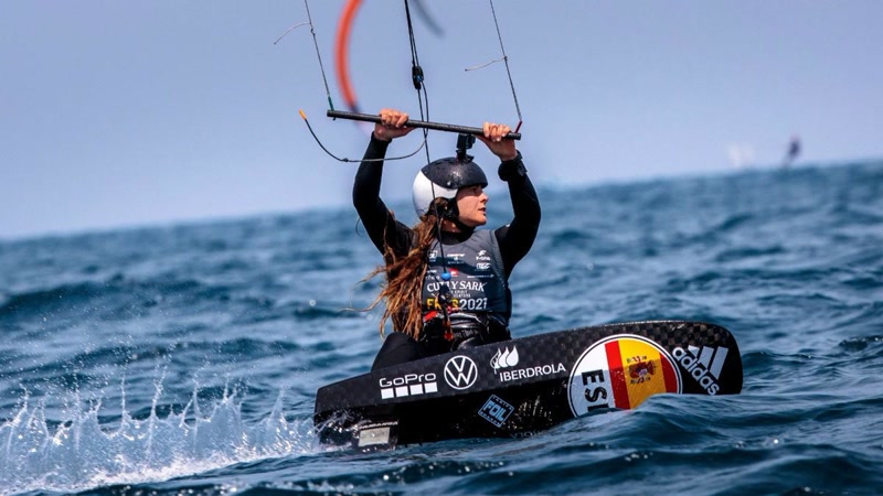 Gisela Pulida hissa per primer cop la seva vela en F&oacute;rmula Kite als Jocs de Par&iacute;s