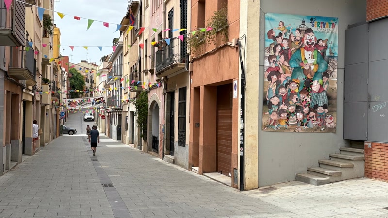 El carrer Sant Ramon s&rsquo;engalana per fer festa fins diumenge