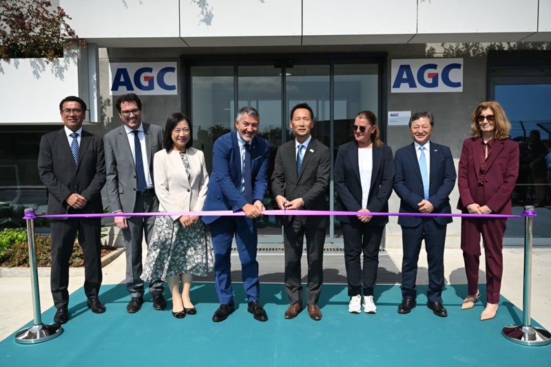 La tallada de cinta per inaugurar oficialment el nou edifici de l'empresa.