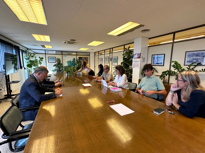 Després de la visita per l'equipament, el conseller Sàmper s'ha reunit amb representants del Mercat.