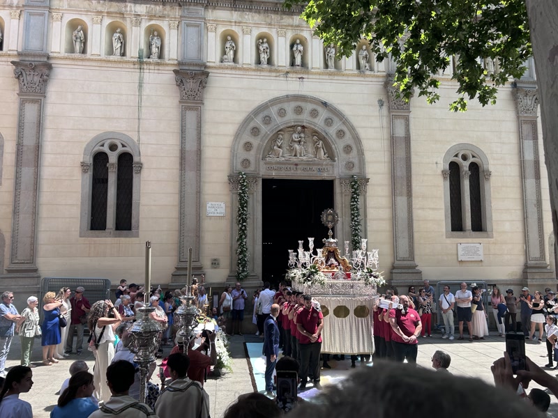 Matar&oacute; recupera la celebraci&oacute; del Corpus amb una process&oacute; i catifes florals
