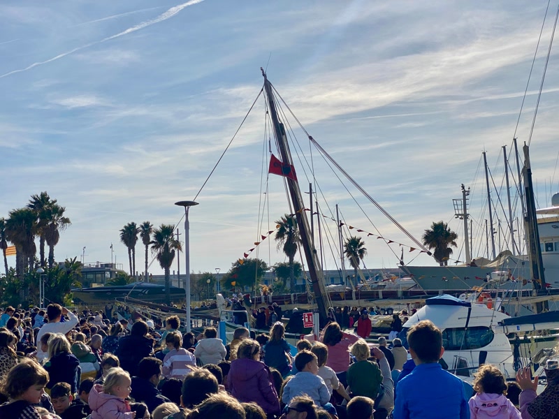 Gaireb&eacute; 6.000 persones reben els Reis al Port de Matar&oacute; en un diumenge de bon temps