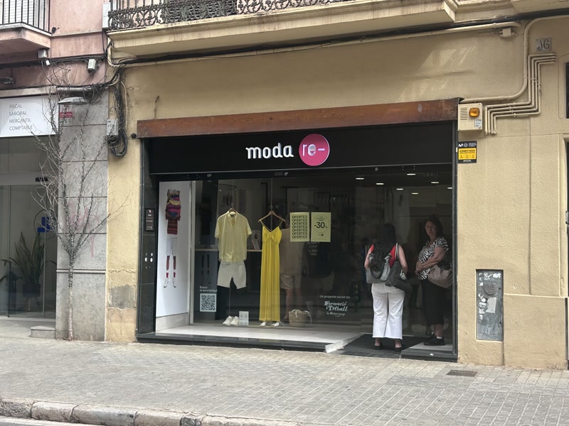 <strong>La botiga Moda-re s&rsquo;instal&middot;la a Matar&oacute; per donar una segona oportunitat per a la roba i per la inserci&oacute; laboral</strong>