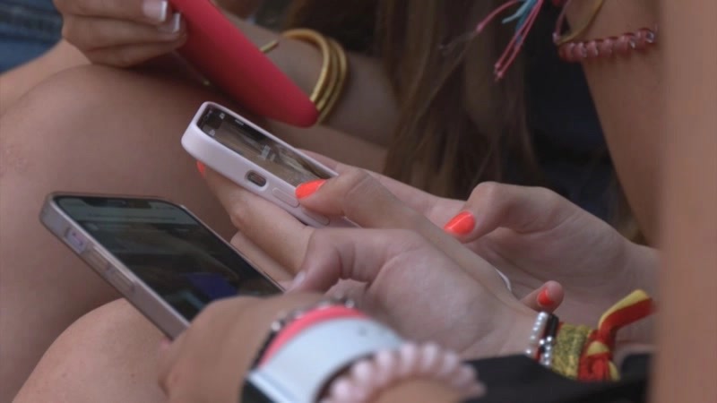 Educaci&oacute; elimina l&rsquo;&uacute;s del m&ograve;bil a tota l&rsquo;etapa obligat&ograve;ria