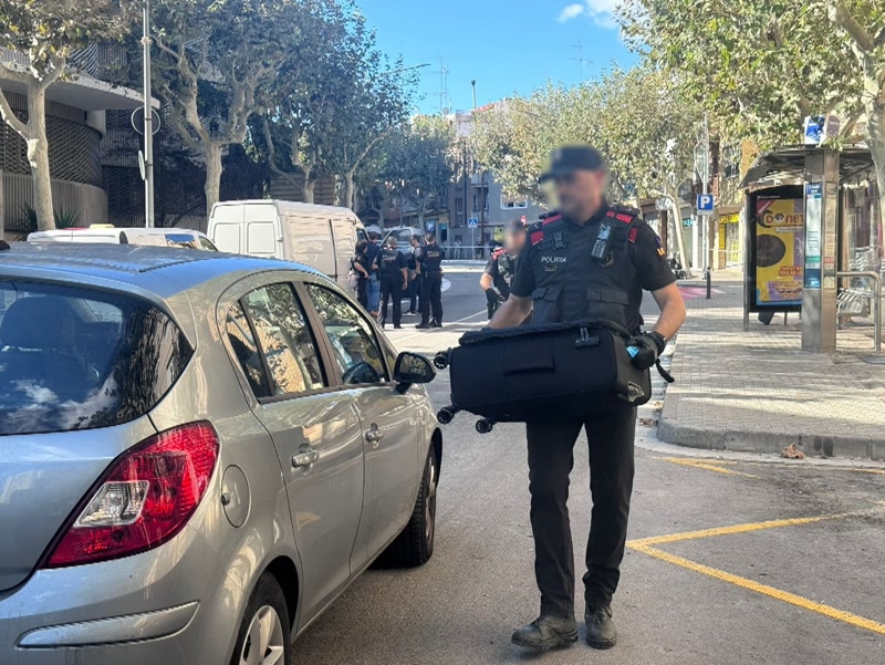 Una maleta sospitosa obliga a tallar el tr&agrave;nsit a l&#39;Avinguda Gatassa