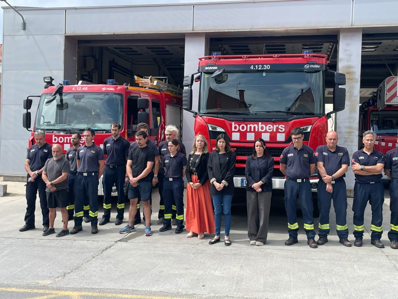 Els bombers de Pineda fan un emotiu minut de silenci pel company mort en l&#39;incendi de Santa Susanna