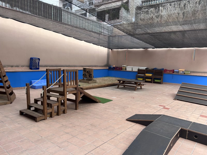 Pati Escola Figueretes al carrer Isern