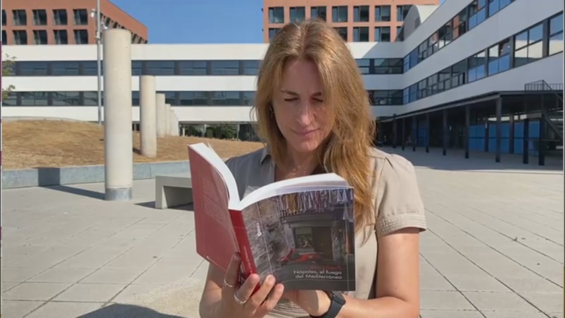 La fot&ograve;grafa i escriptora Kris Ubach presenta el llibre &#39;N&aacute;poles, el fuego del Mediterr&aacute;neo&#39;