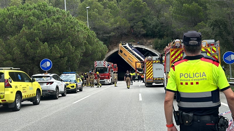 Mossos d&#39;Esquadra investiga la causa de l&#39;espectacular accident d&#39;autob&uacute;s al t&uacute;nel de Pineda
