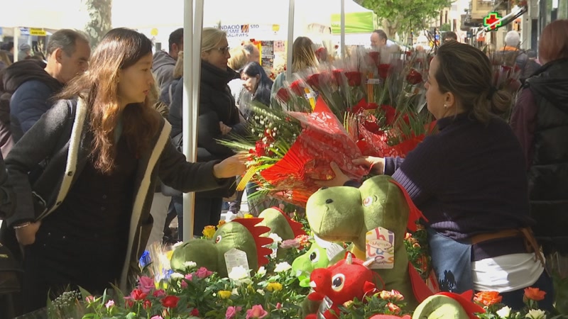 <strong>El mat&iacute; de Sant Jordi a Matar&oacute;: roses, llibres i molta cultura popular</strong>