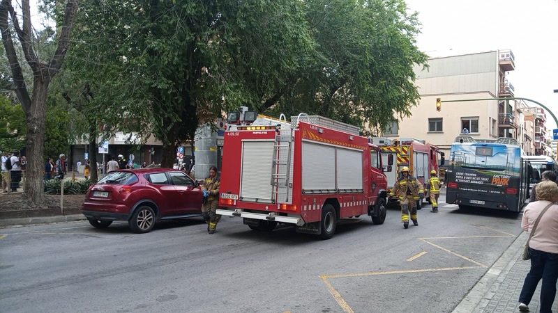 Una dona, en estat greu despr&eacute;s de quedar atrapada sota un autob&uacute;s a la pla&ccedil;a de les Tereses
