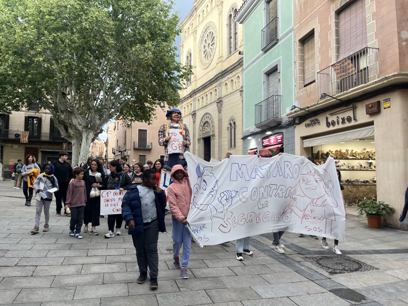 Les fam&iacute;lies del Germanes Bertomeu porten la seva protesta al carrer