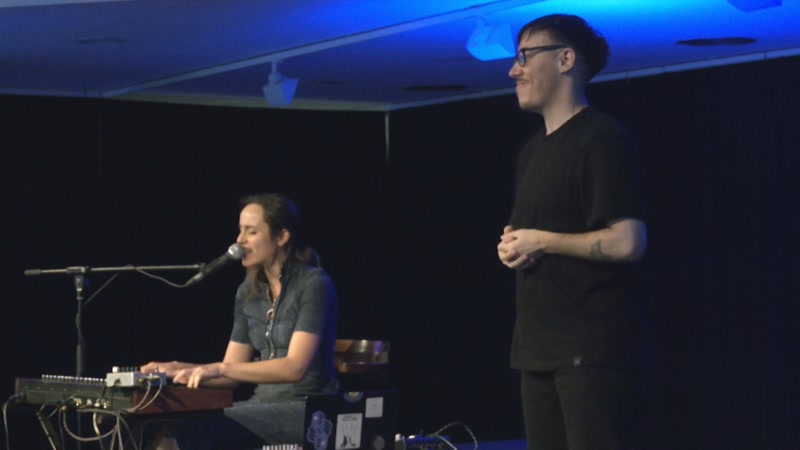 Meritxell Neddermann signa el seu primer concert en llengua de signes