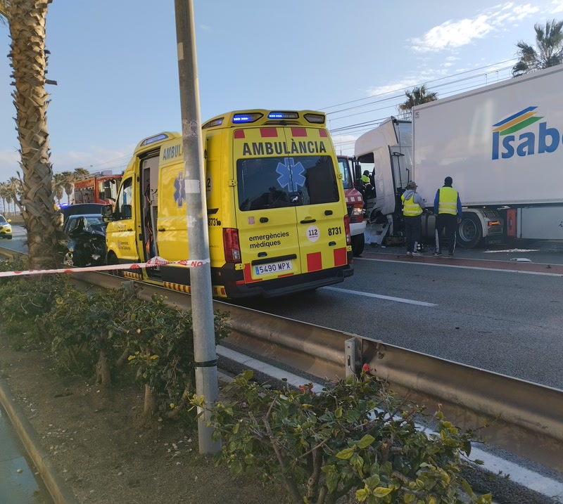 <strong>Mor el conductor d&rsquo;un turisme en xocar frontalment amb un cami&oacute; a l&rsquo;N-II a Vilassar de Mar</strong>