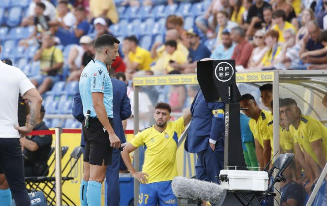 V&iacute;ctor Garcia Verdura completa la primera temporada a l&#39;elit arbitral