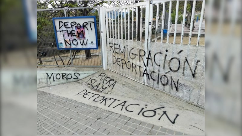 A l'abril van aparèixer aquestes pintades a les portes de l'Escola La Llàntia.