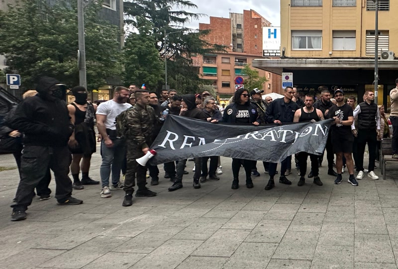 Membres de Deport Them Now UE participant en una de les manifestacions pels aldarulls a Cerdanyola.