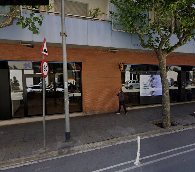 Intent d&#39;atracament a punta de ganivet en una oficina de La Caixa