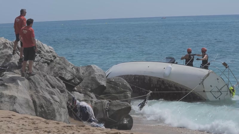 Un veler es fragmenta a la platja de les Roques Blanques de Sant Pol despr&eacute;s de quedar-hi encallat