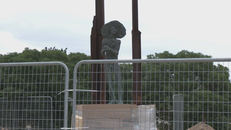 L&rsquo;escultura d&rsquo;Espriu es mou de lloc perqu&egrave; els temporals no la facin malb&eacute;