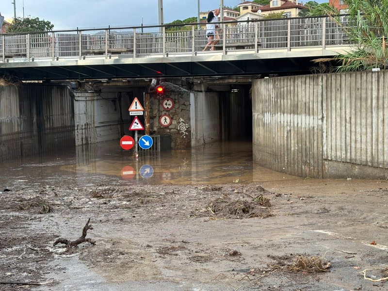 La pluja intensa desborda la riera d&rsquo;Alella i inunda el pas soterrat del Masnou
