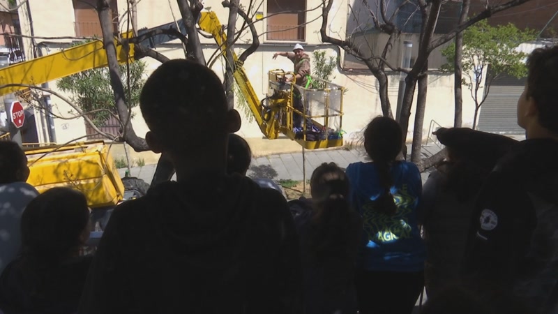 El mural de Les Santes entra als centres educatius de Rocafonda