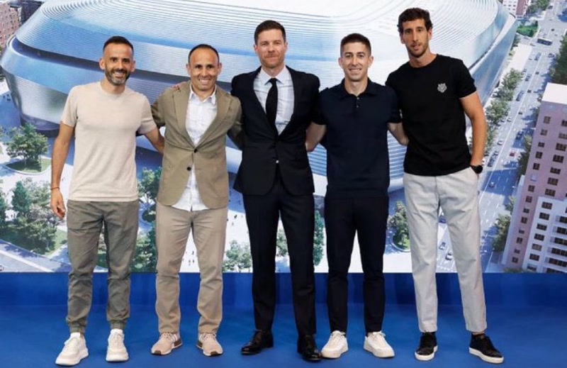 Alberto Encinas acompanya Xabi Alonso a Madrid