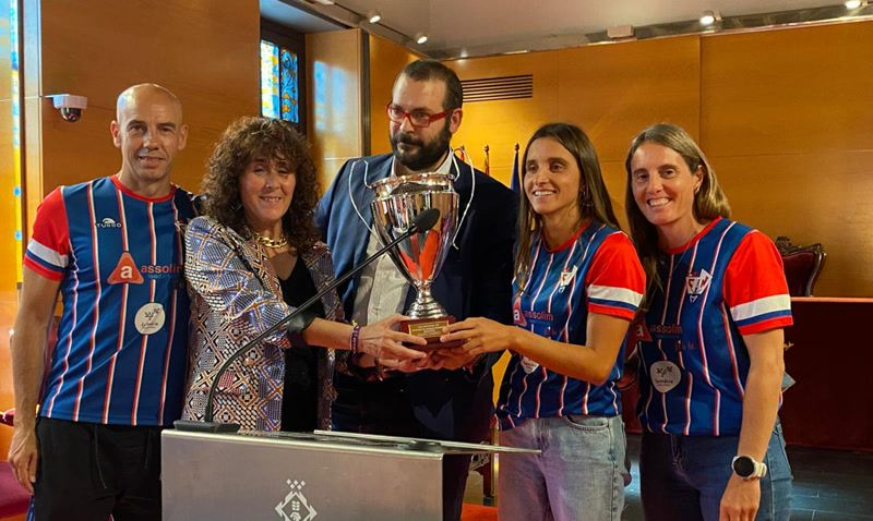 Les jugadores de l&rsquo;Assolim CN Matar&oacute; ofereixen la Lliga a la ciutat