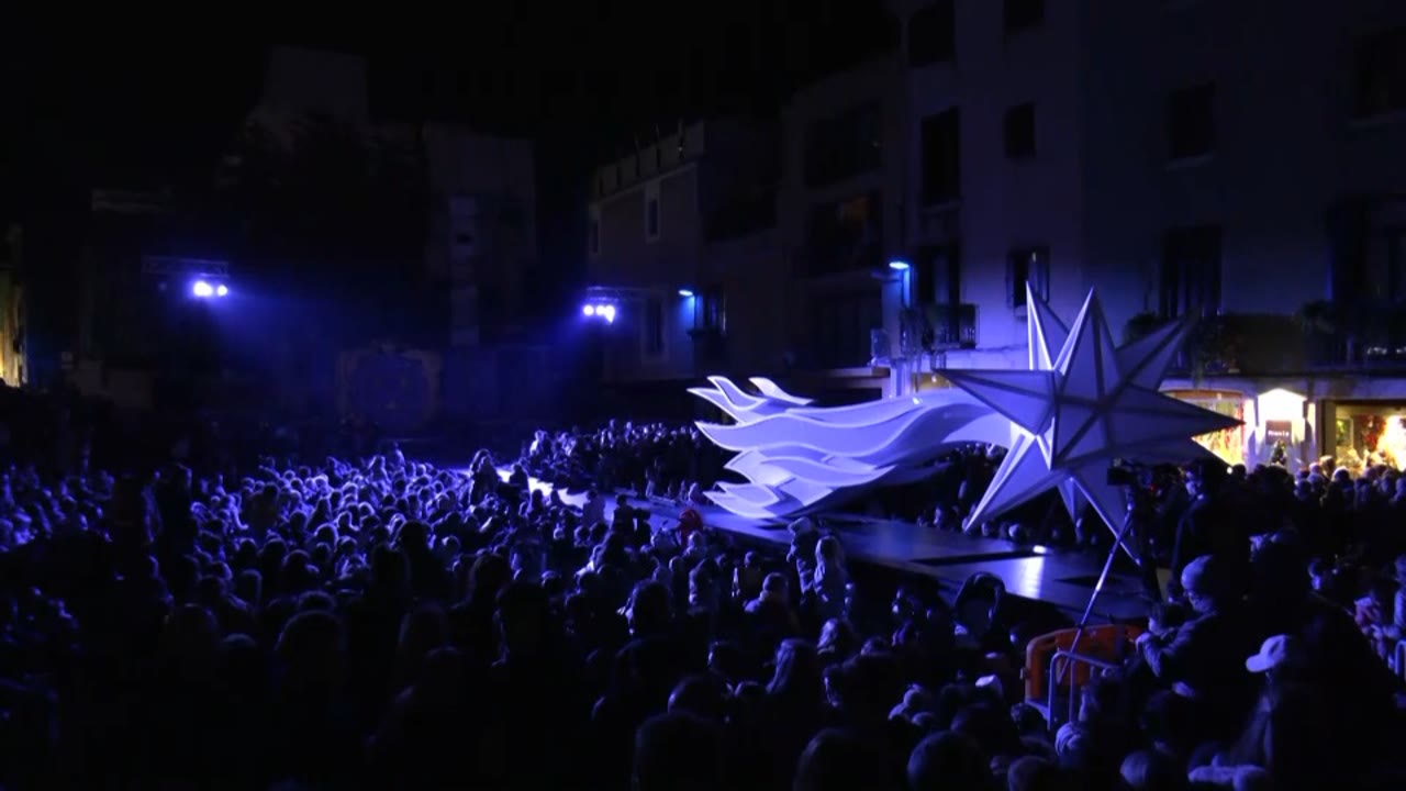 els-carrers-de-mataro-ja-brillen-amb-la-llum-de-nadal