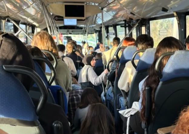 Prohibir anar dret als busos interurbans: una solució o un problema afegit?