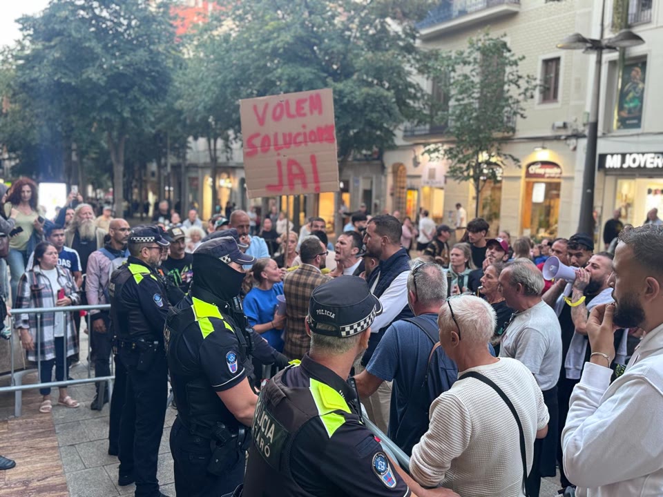 desenes-de-desallotjats-del-campament-illegal-es-fan-escoltar-amb-xiulets-i-pancartes