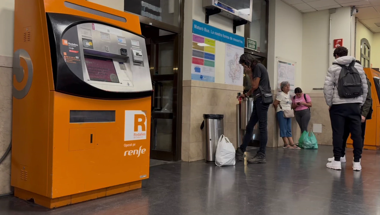 Imatge de Indignació i incertesa a l'estació de Renfe enmig de la tempesta