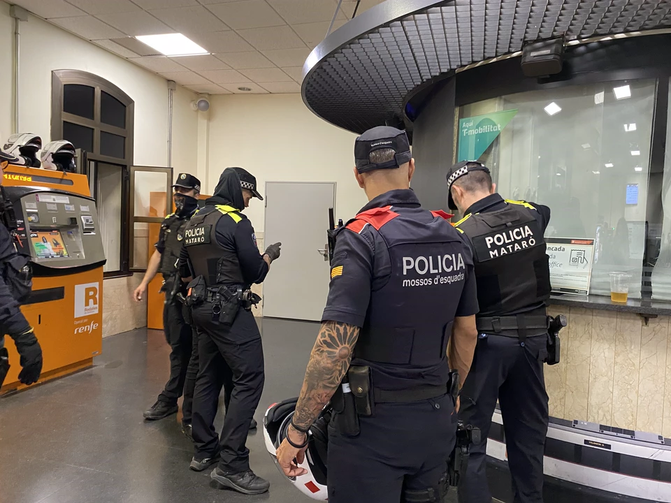 Cinc detinguts i una vintena de denúncies en l'operatiu Kanpai a Mataró