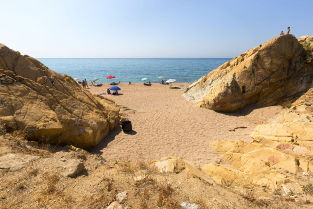 platja_de_les_roques_blanques_sant_pol_de_mar_1_a649x433webp.jpg